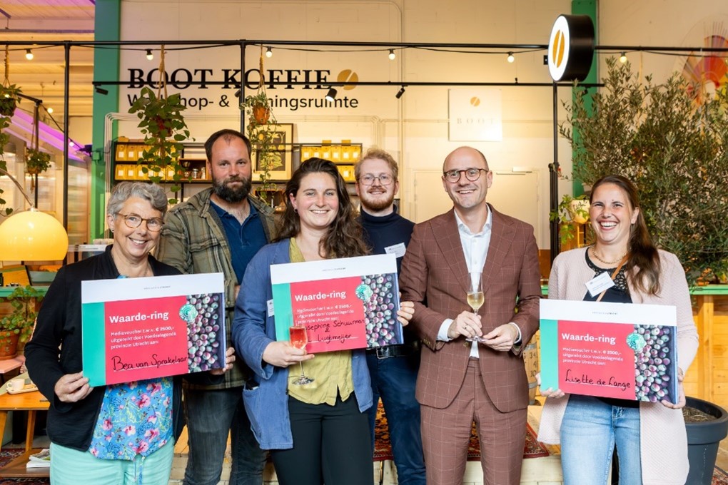 3 mannen en 3 vrouwen. De vrouwen houden een Waarde-Ring certificaat vast